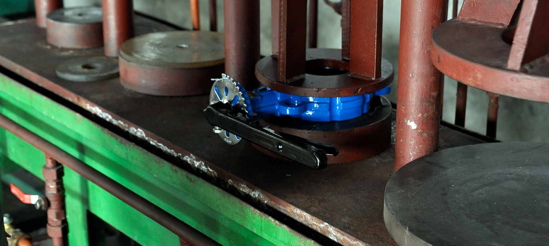Стандартная опрессовка фонтанной арматуры на заводе и на устье скважины